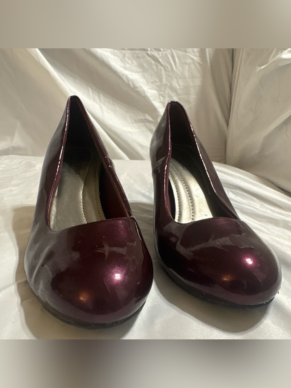 comfort plus by Predictions Glossy Burgundy Patent Pumps